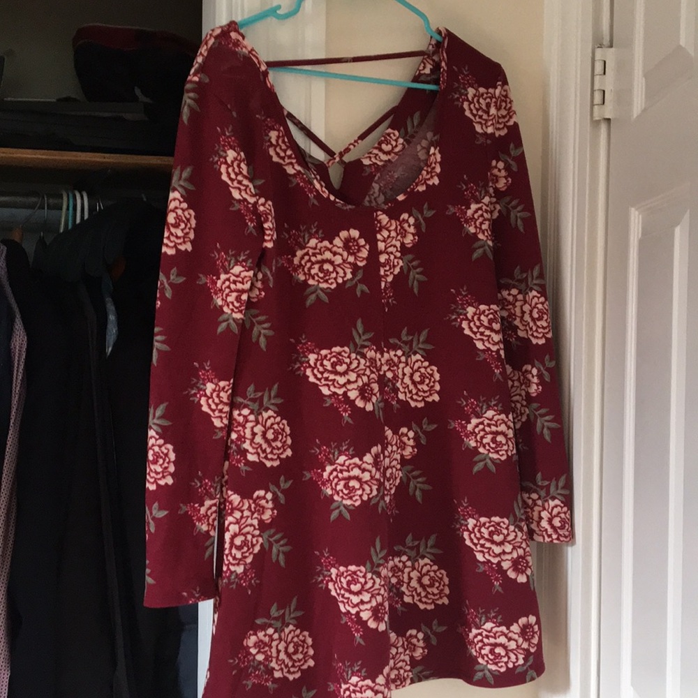 Francesca’s Red flower dress - Picture 4 of 6